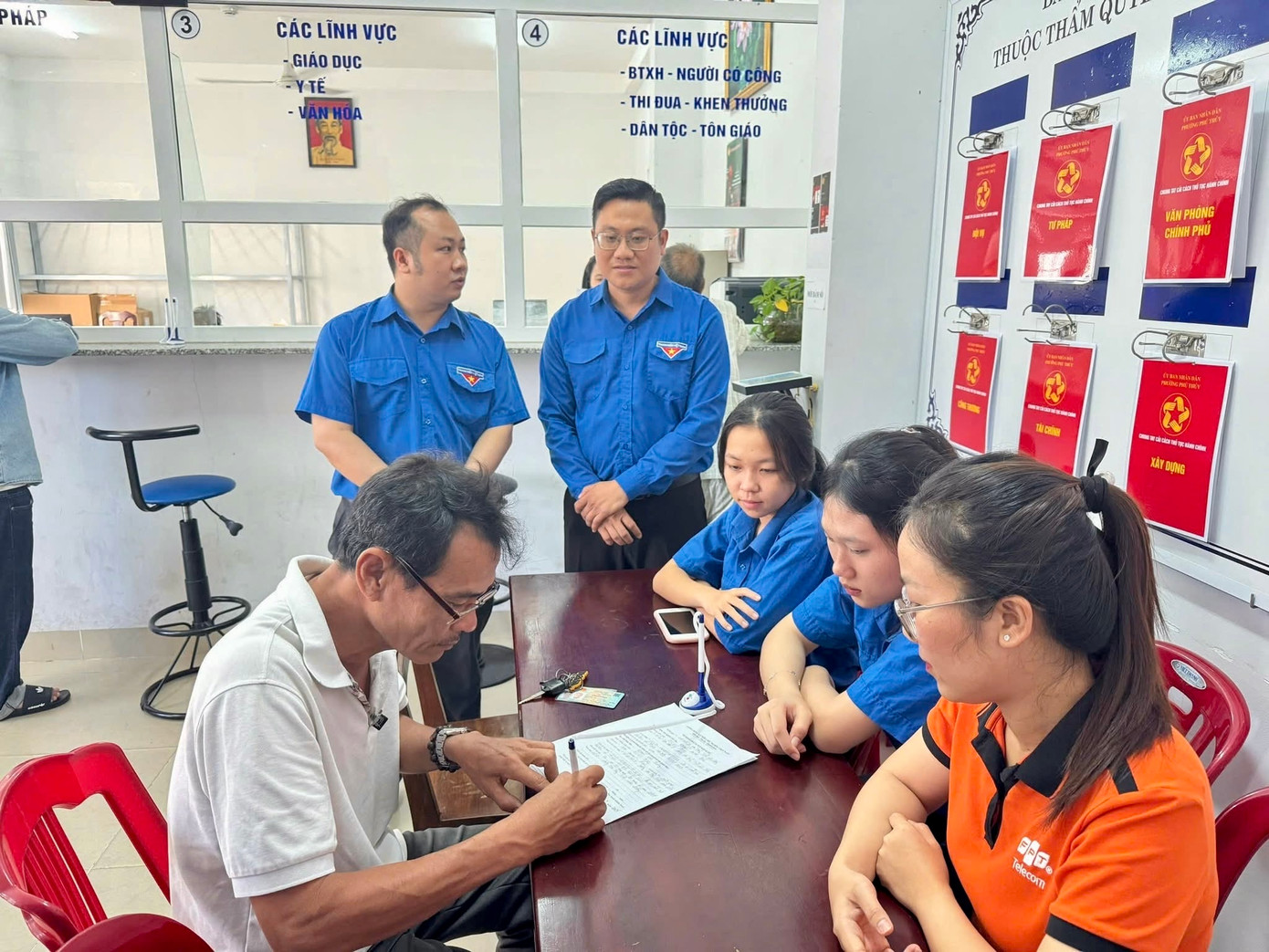 Cũng trong sáng 7/7, Thường trực Tỉnh Đoàn Lâm Đồng đã thành lập các đoàn công tác đến thăm, động viên các đội hình. Tại các cơ sở, Thường trực Tỉnh Đoàn Lâm Đồng ghi nhận tinh thần trách nhiệm, thái độ tận tụy và nỗ lực học hỏi của lực lượng trẻ khi đồng hành cùng chính quyền địa phương trong công cuộc chuyển đổi số và cải cách hành chính.