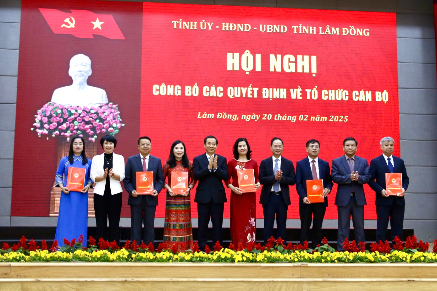 Lãnh đạo tỉnh Lâm Đồng trao Quyết định bổ nhiệm cho 6 tân Giám đốc sở.