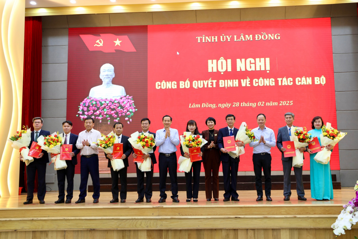 Lãnh đạo tỉnh Lâm Đồng trao quyết định công tác cán bộ.