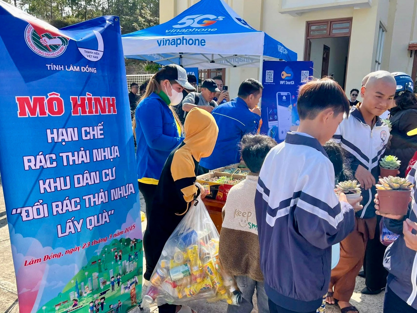 Triển khai mô hình phòng chống rác thải tại khu dân cư thông qua gian hàng đổi rác thải nhựa lấy quà.