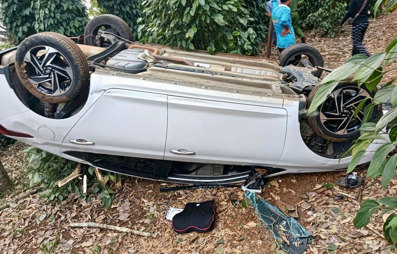 Ô tô va vào trụ tiêu bên đường rồi lật nhào.