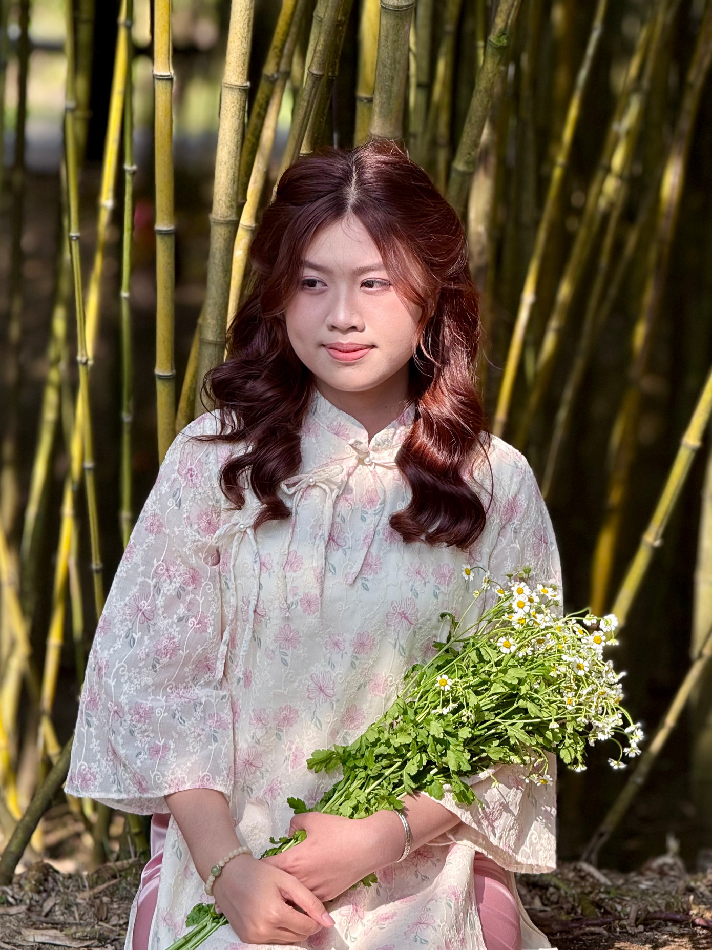 Bạn Nguyễn Thị Liên - một người yêu lịch sử cho biết, chùa không chỉ là nơi linh thiêng mà còn là một điểm đến văn hóa đặc sắc, mang đến sự bình yên và những giá trị nghệ thuật, lịch sử đáng trân quý. Liên và nhóm bạn muốn truyền tải thông điệp liên quan đến lịch sử tới giới trẻ. Ảnh: Thái Lâm