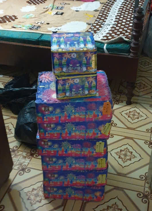 Hơn 220kg pháo nổ là tang vật công an phát hiện tại nhà Lân. Hơn 220kg pháo nổ là tang vật công an phát hiện tại nhà Lân.