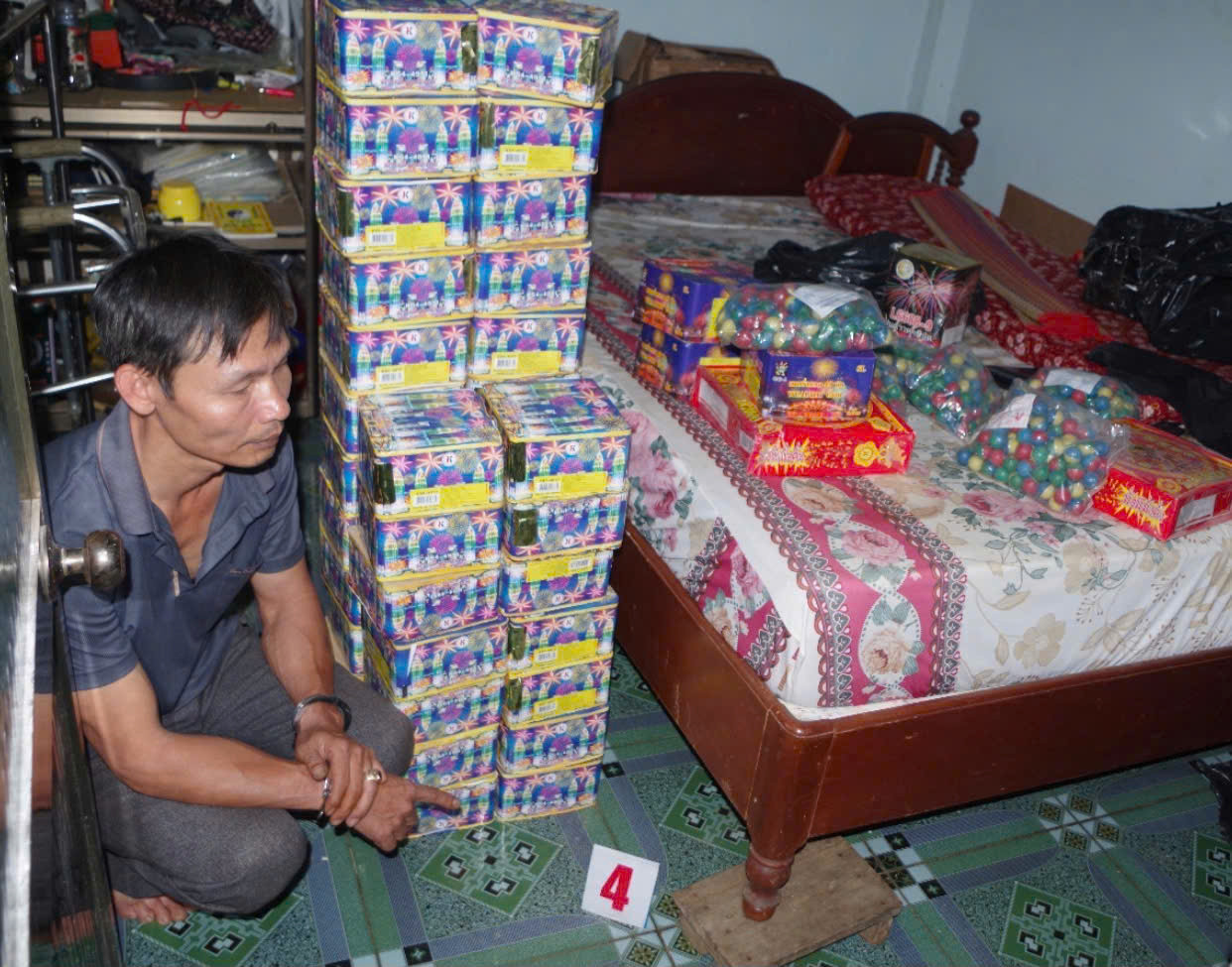 Trần Đình Lân bị bắt tại nhà riêng cùng tang vật. Trần Đình Lân bị bắt tại nhà riêng cùng tang vật.