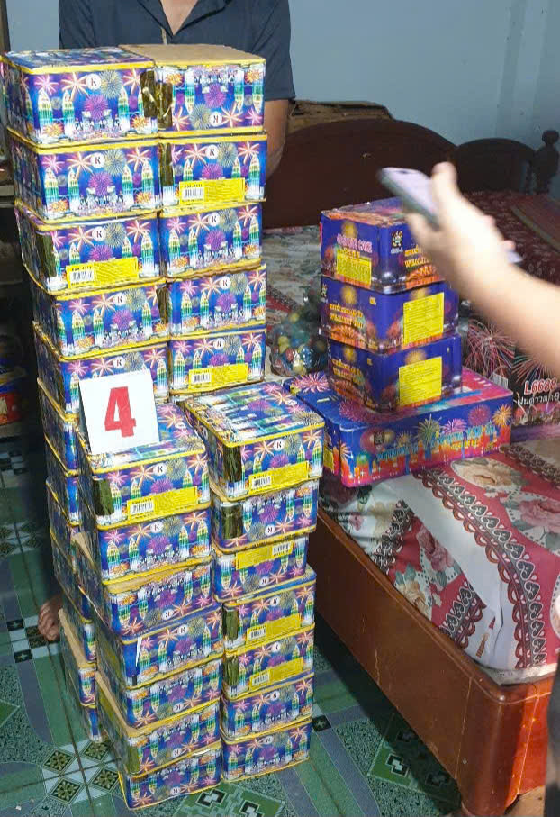 Hơn 220kg pháo nổ là tang vật công an phát hiện tại nhà Lân. Hơn 220kg pháo nổ là tang vật công an phát hiện tại nhà Lân.