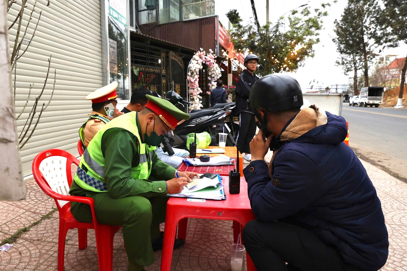 Trong 7 ngày thực hiện Nghị định 168, Công an TP Đà Lạt đã dừng kiểm soát 1.114 lượt phương tiện có dấu hiệu vi phạm (474 ô tô và 640 mô tô). Trong đó, lực lượng lập biên bản xử phạt hành chính 98 trường hợp vi phạm với các lỗi chủ yếu như đậu đỗ không đúng quy định, nồng độ cồn, vi phạm tốc độ,...