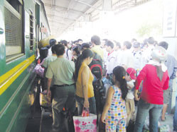 Hành khách đi tàu Tết tại ga Sài Gòn năm ngoái. Ảnh: Mai Vọng (Thanh Niên)