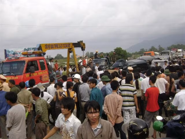 Số tê tê chở trên xe du lịch. Ảnh : P.K Nhiều người dân hiếu kỳ dừng lại xem khiến giao thông tắc nghẽn. Ảnh : P.K Xe ô tô xếp hàng chờ được giải tỏa. Ảnh : P.K
