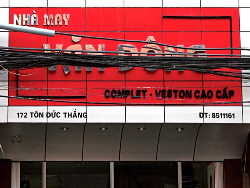 Khi dây điện ở trên cao che khuất biển hiệu...