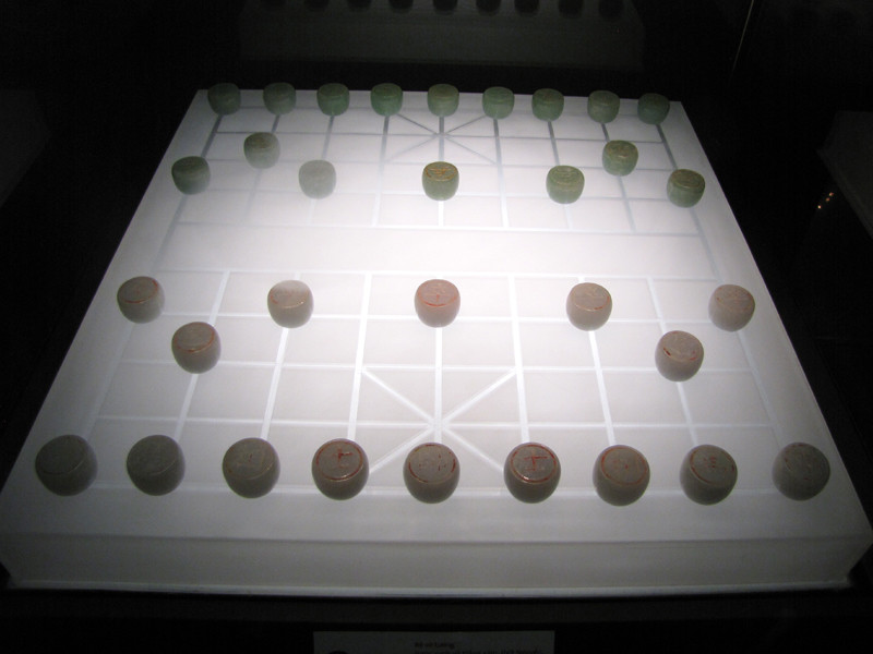 Bộ cờ tướng làm bằng ngọc xanh và trắng xám, thời Nguyễn