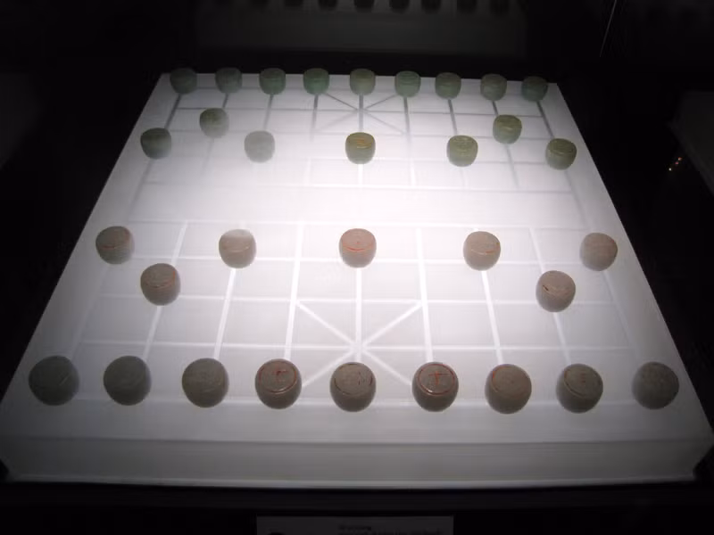 Bộ cờ tướng làm bằng ngọc xanh và trắng xám, thời Nguyễn