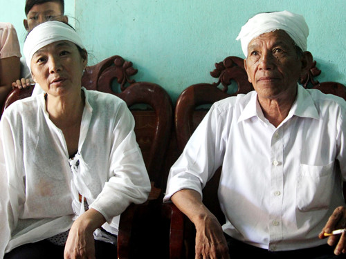 Người nhà nạn nhân cho rằng các y bác sỹ không thử phản ứng trước khi tiêm dẫn đến cái chết của ông Hồng