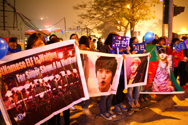 Đêm đã về khuya mà các fan vẫn đứng đợi các ca sĩ về khách sạn. nhưng ngay sau khi diên xong các sao hàn đã trở về nước ngay