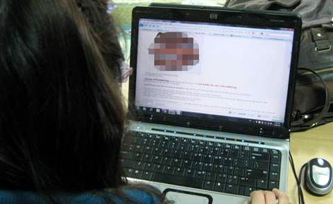 Nhiều phụ huynh sốc nặng vì làm bạn với con trong thế giới ảo. Không ít người đã biết những sự thật khó có thể chấp nhận về con mình. Ảnh: Thu Lý (VietNamNet) 