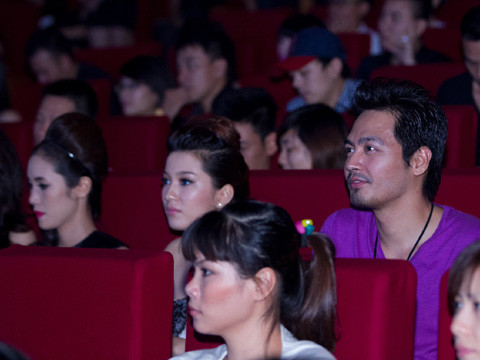 Ở dưới hàng ghế khán giả, MC Phan Anh chăm chú theo dõi chương trình