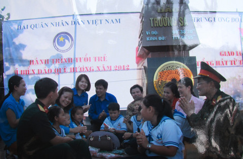 Giao lưu trên đảo Trường Sa Lớn