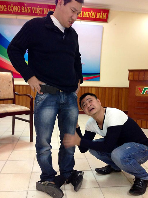 Không hiểu Quang Thắng đi giày kiểu gì mà mặt Tự Long lại mếu máo thế kia???