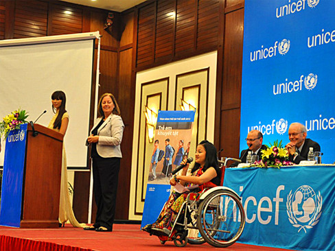 Cô bé xương thủy tinh Nguyễn Phương Anh cũng được mời tham gia sự kiện này để truyền lại nguồn cảm hứng sống cho các trẻ em tàn tật. Cô bé xương thủy tinh Nguyễn Phương Anh cũng được mời tham gia sự kiện này để truyền lại nguồn cảm hứng sống cho các trẻ em tàn tật