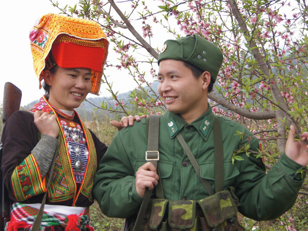 Chiến sĩ trẻ và nữ dân quân người dân tộc Dao