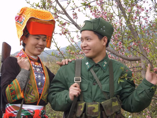 Chiến sĩ trẻ và nữ dân quân người dân tộc Dao