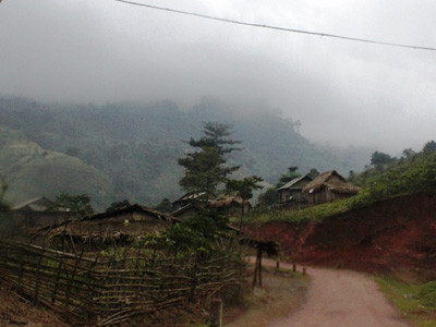 Bản làng người Khùa nơi "cổng trời" vẫn lưu giữ được nhiều phong tục độc đáo . Ảnh: Nguyễn Huy Bản làng người Khùa nơi