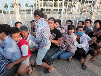 Lực lượng phe vé chỉ đợi lực lượng bảo vệ lơi lỏng là chen hàng vào. Lực lượng phe vé chỉ đợi lực lượng bảo vệ lơi lỏng là chen hàng vào