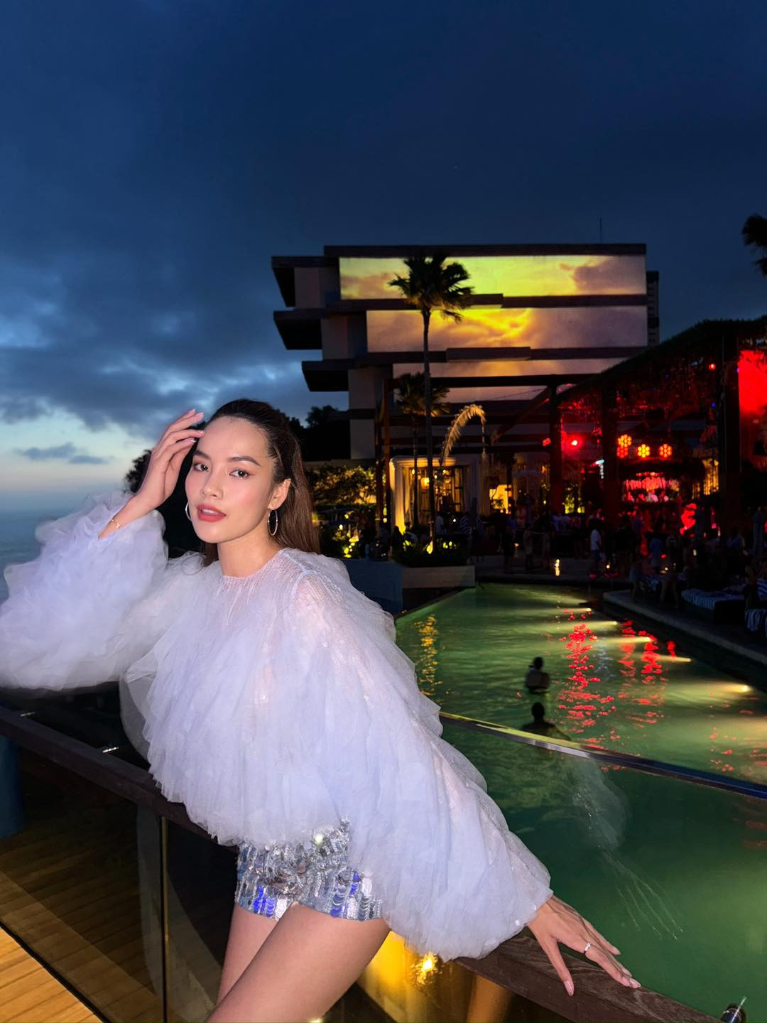 Hoa hậu Lê Hoàng Phương và bạn bè thân thiết có kỳ nghỉ lễ tại Bali. Người đẹp diện trang phục độc đáo khi đi chơi đêm.