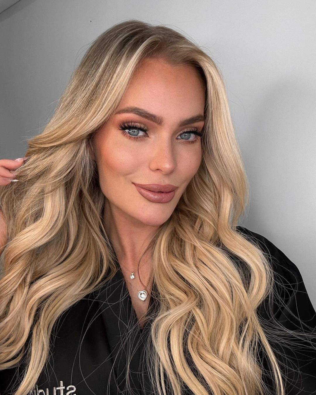 Với cách trang điểm mắt khói, tông nude, nhìn Pia Theissen trẻ trung và hiện đại hơn.