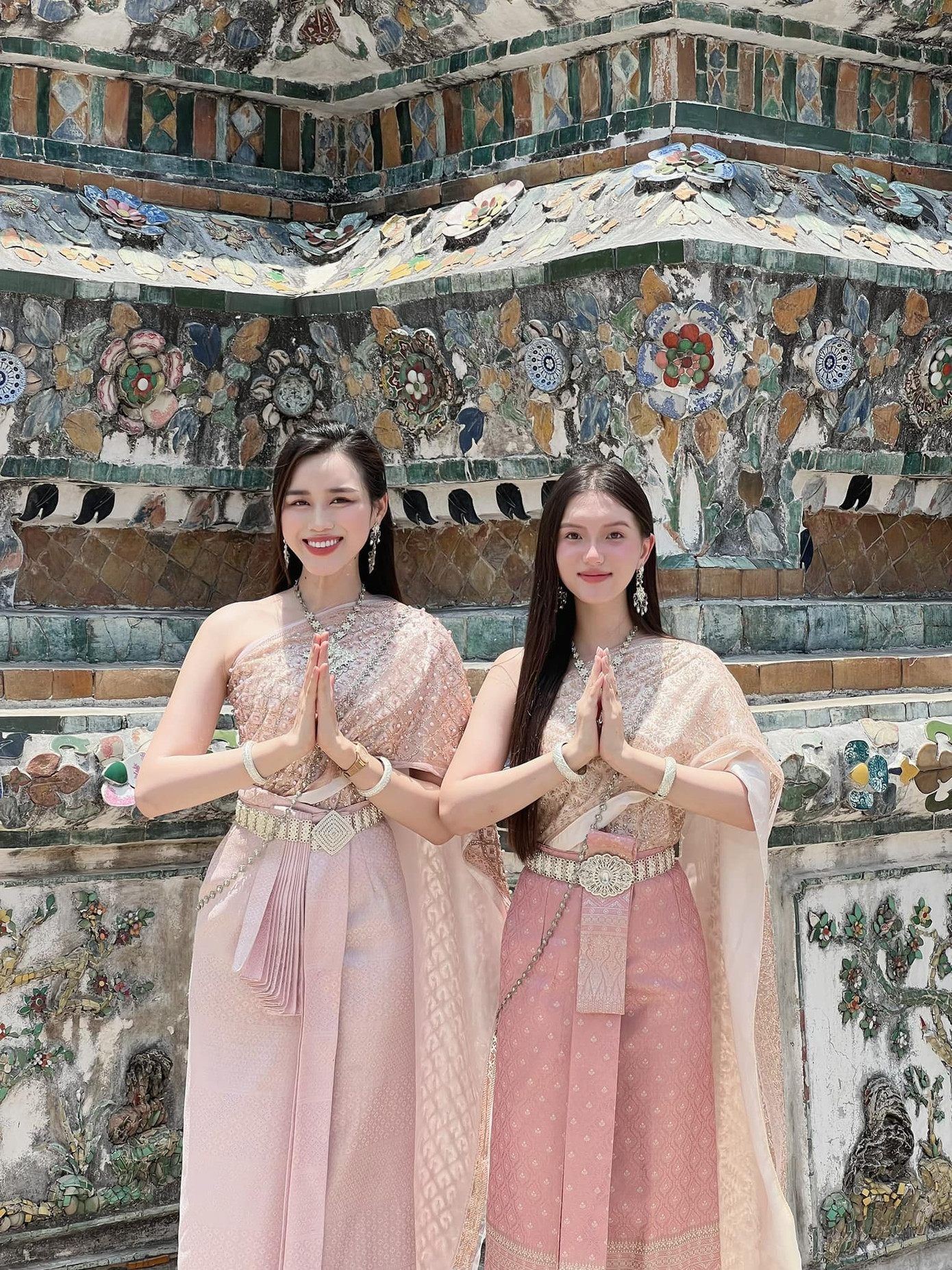 Đồng hành cùng Đỗ Thị Hà trong chuyến đi này là người đẹp Hoàng Tú Quỳnh của cuộc thi Hoa hậu Việt Nam 2020. Cả hai vẫn giữ tình bạn thân thiết sau 4 năm cùng thi sắc đẹp.