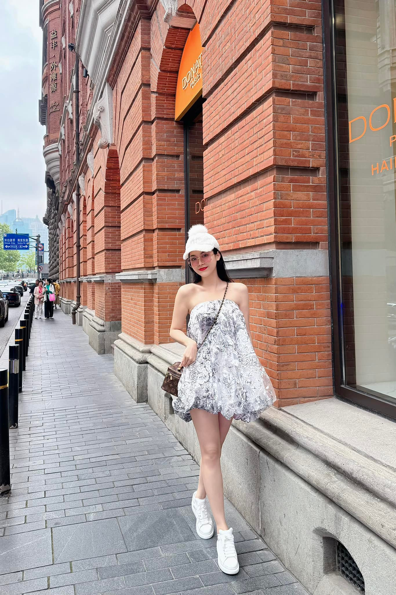 Á hậu Trịnh Thùy Linh diện váy họa tiết khoe chân thon khi dạo chơi trên đường phố Thượng Hải dịp nghỉ lễ 30/4.