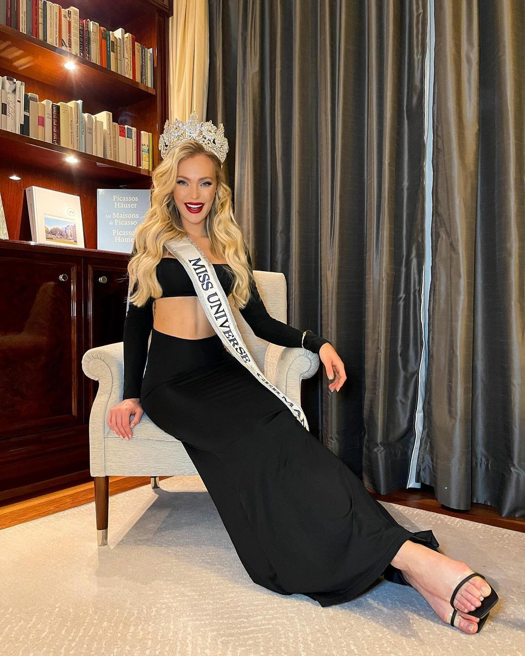 Các fan cho rằng cách trang điểm đậm đã khiến người đẹp bị già đi nhiều tuổi.