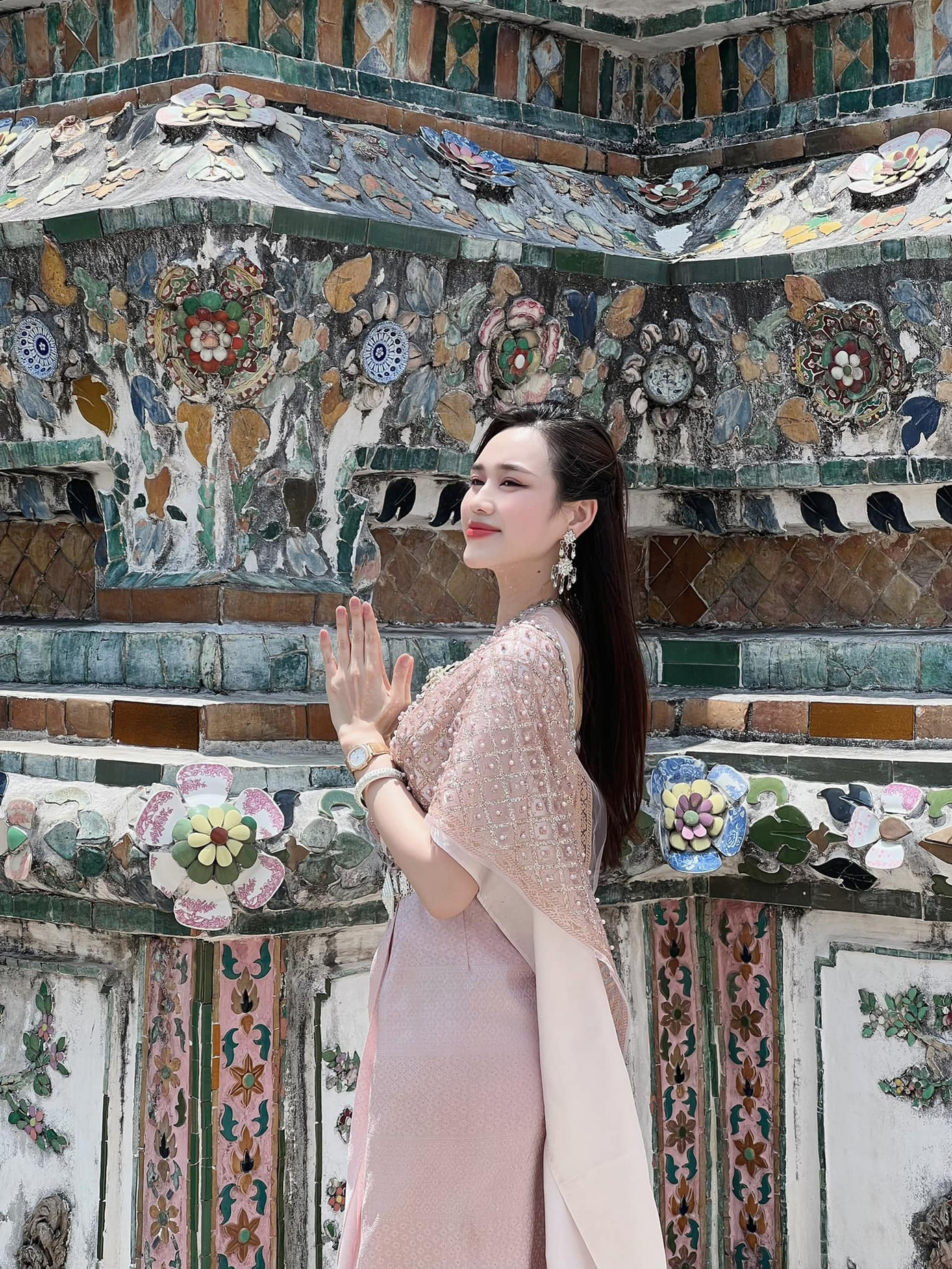 Sau khi có mặt ở Thái Lan, Hoa hậu Việt Nam 2020 cùng bạn bè đã đi tham quan các danh lam thắng cảnh nổi tiếng ở thủ đô Bangkok. Đỗ Thị Hà mặc trang phục của con gái Thái, đi thăm đền chùa.