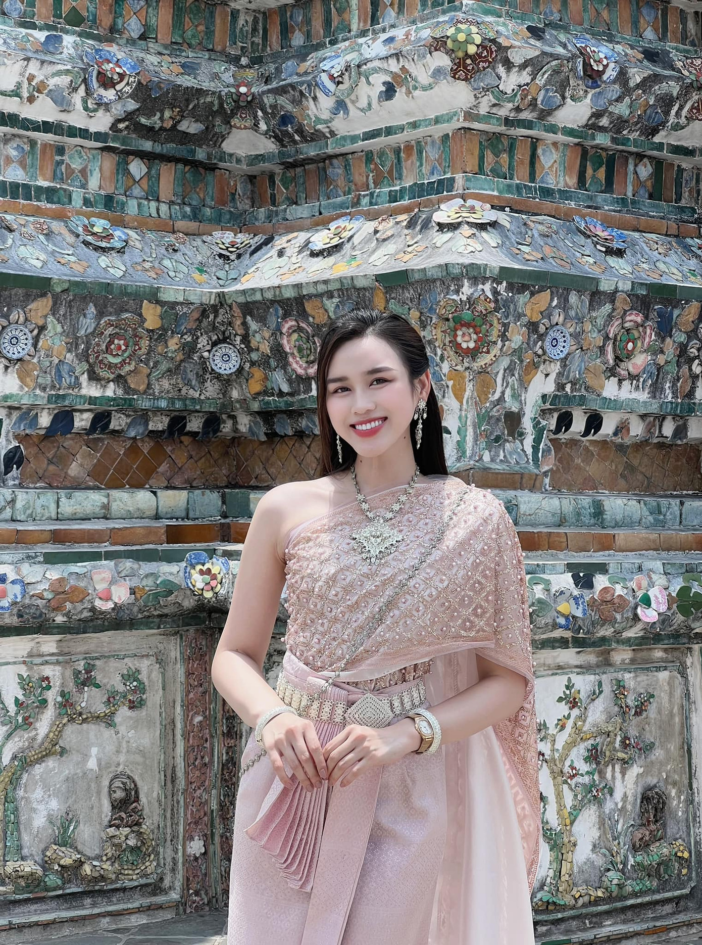 Sau khi có mặt ở Thái Lan, Hoa hậu Việt Nam 2020 cùng bạn bè đã đi tham quan các danh lam thắng cảnh nổi tiếng ở thủ đô Bangkok. Đỗ Thị Hà mặc trang phục của con gái Thái, đi thăm đền chùa.