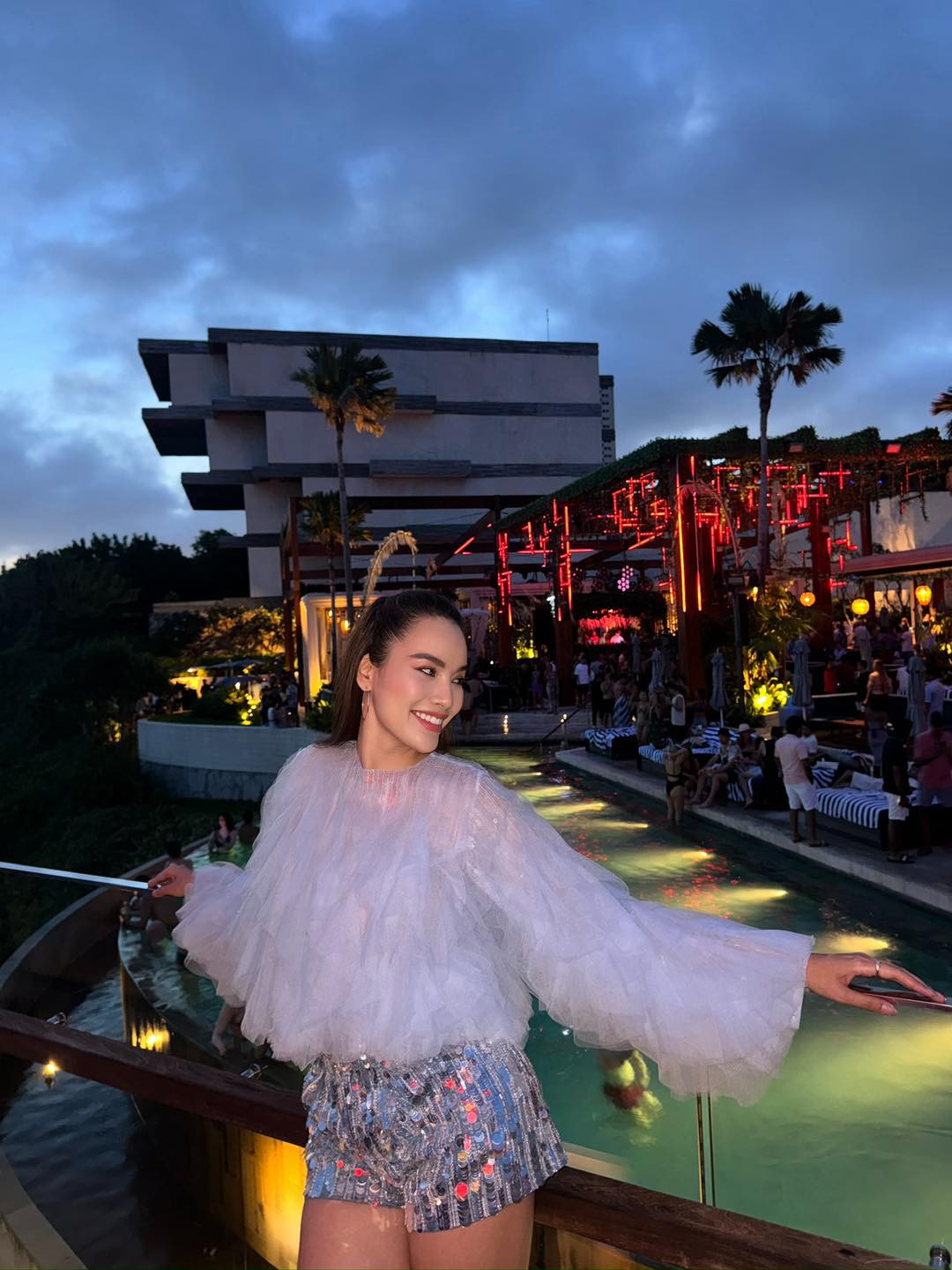 Hoa hậu Lê Hoàng Phương và bạn bè thân thiết có kỳ nghỉ lễ tại Bali. Người đẹp diện trang phục độc đáo khi đi chơi đêm.