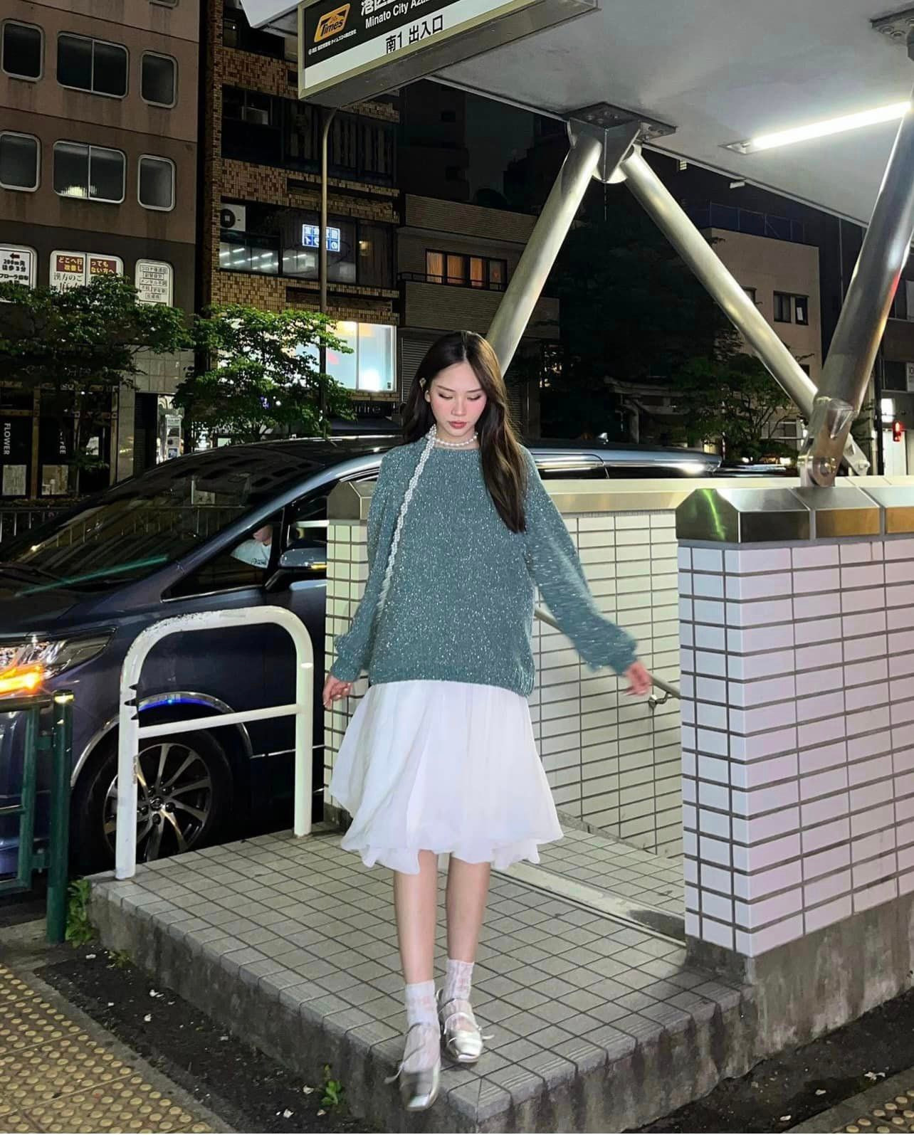 Hoa hậu Mai Phương cùng bạn bè có chuyến du lịch Nhật Bản trong dịp 30/4. Người đẹp diện trang phục như nữ sinh.