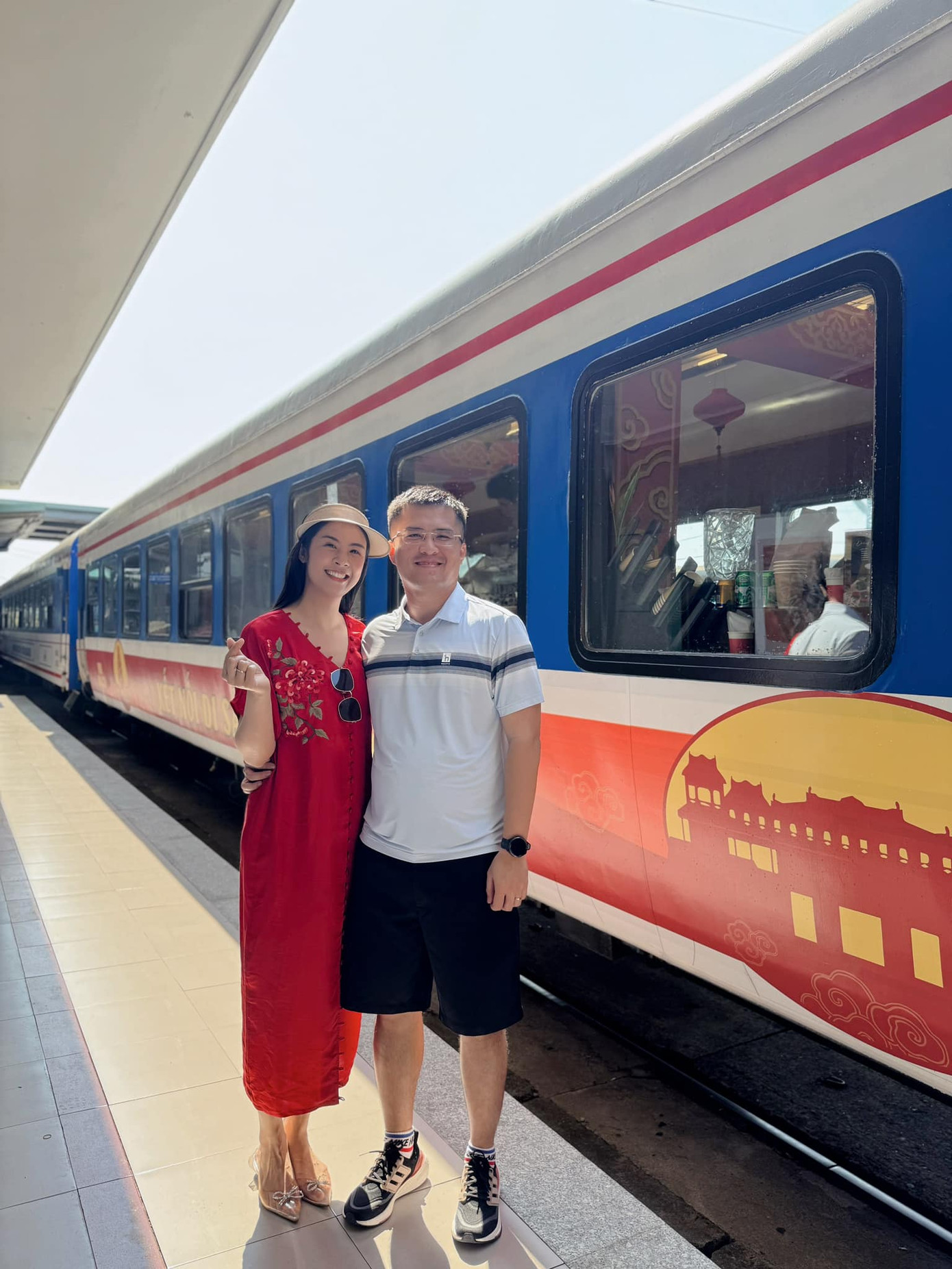 Hoa hậu Ngọc Hân và ông xã đi du lịch Đà Nẵng - Huế trong kỳ nghỉ lễ. Người đẹp tranh thủ thực hiện bộ ảnh áo dài do chính cô thiết kế tại đại nội Huế.