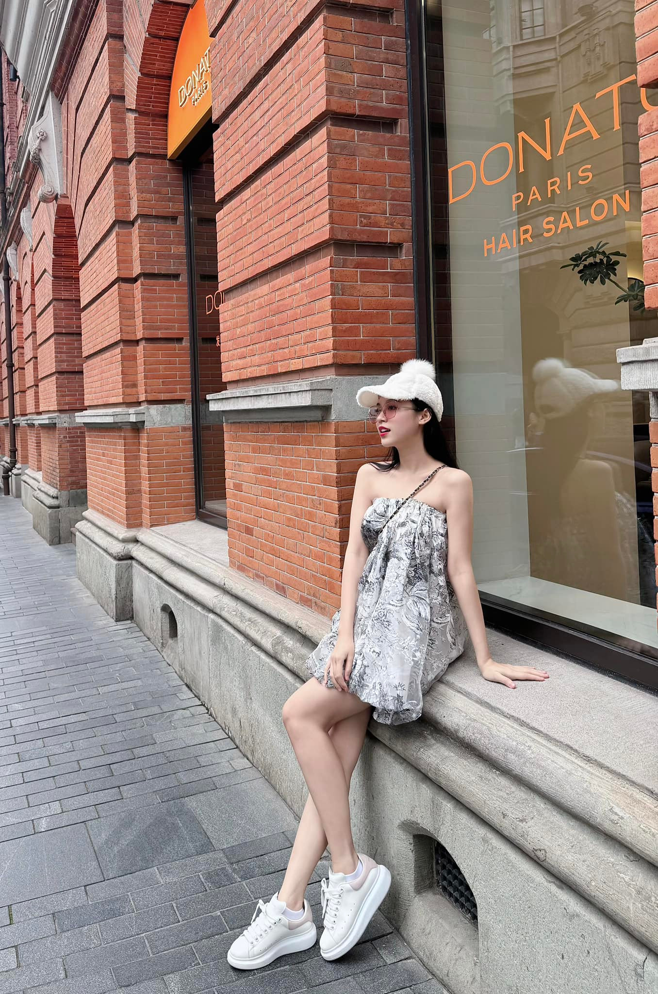 Á hậu Trịnh Thùy Linh diện váy họa tiết khoe chân thon khi dạo chơi trên đường phố Thượng Hải dịp nghỉ lễ 30/4.