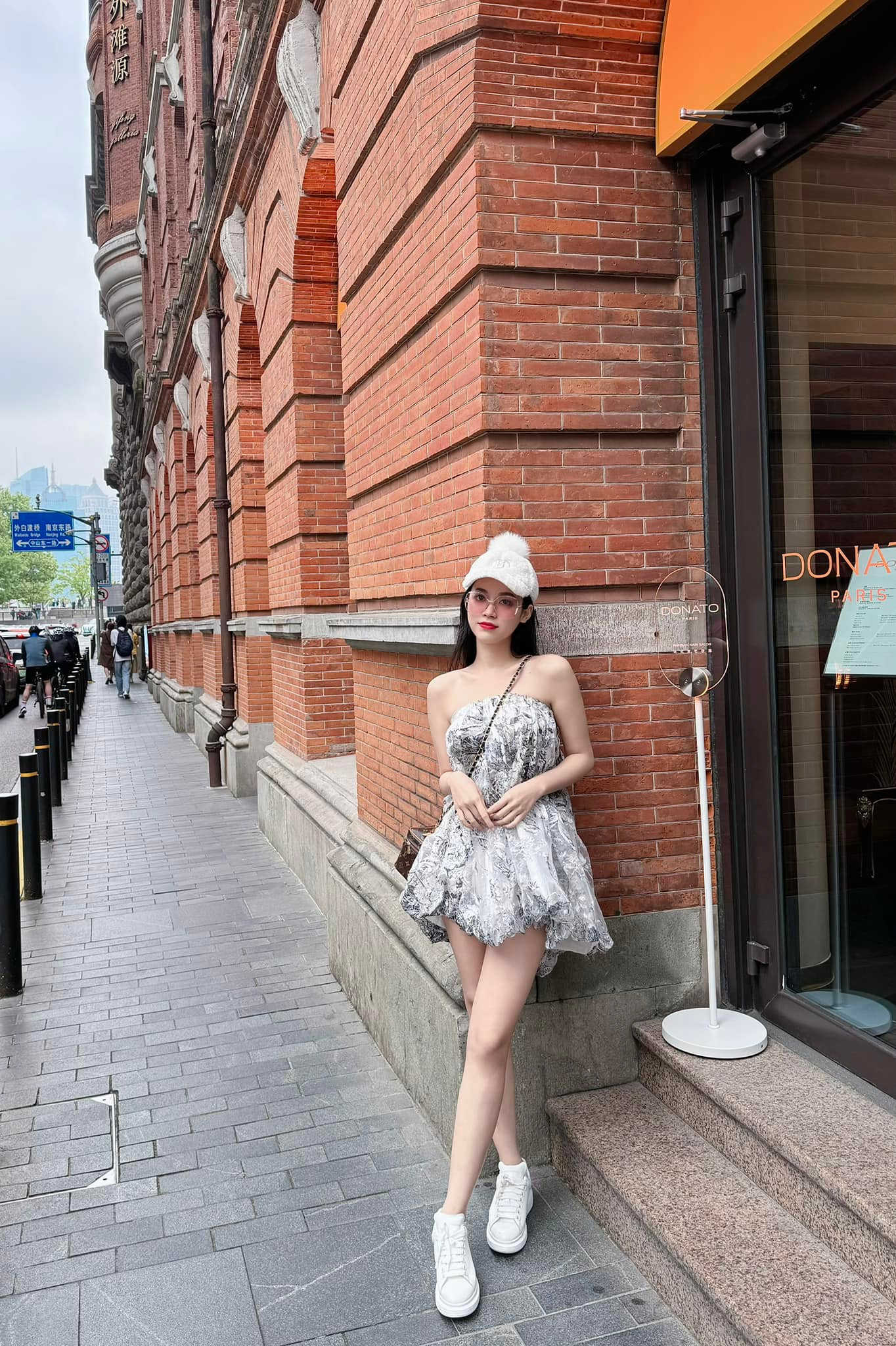 Á hậu Trịnh Thùy Linh diện váy họa tiết khoe chân thon khi dạo chơi trên đường phố Thượng Hải dịp nghỉ lễ 30/4.