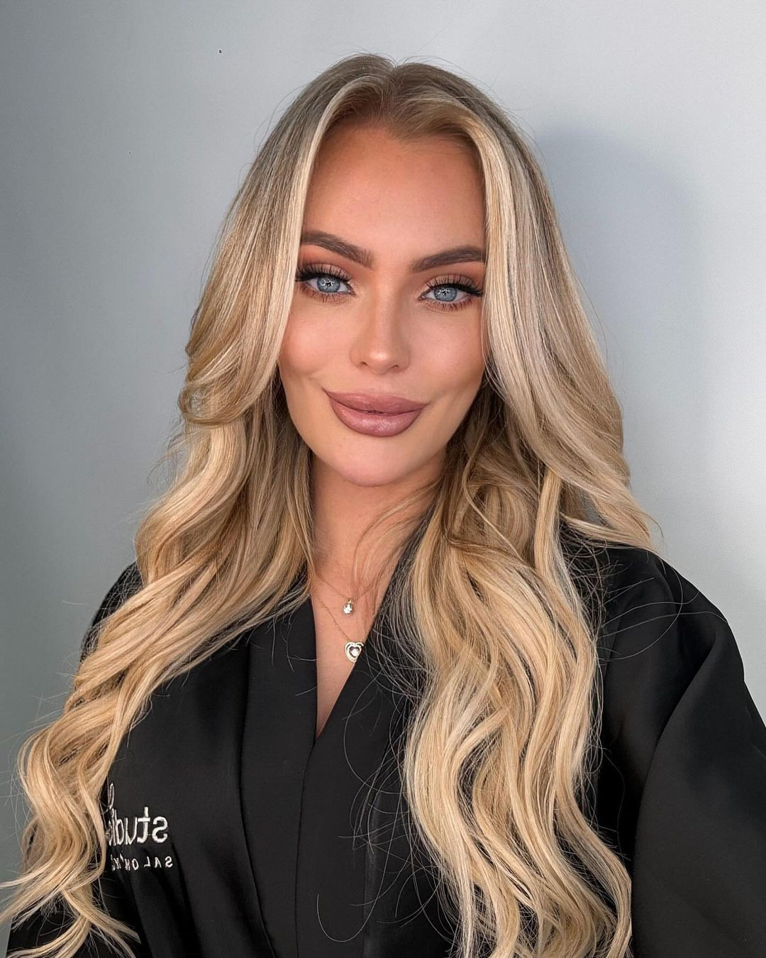 Với cách trang điểm mắt khói, tông nude, nhìn Pia Theissen trẻ trung và hiện đại hơn.