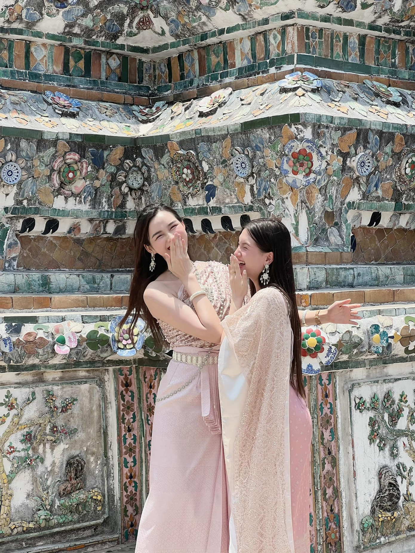 Đồng hành cùng Đỗ Thị Hà trong chuyến đi này là người đẹp Hoàng Tú Quỳnh của cuộc thi Hoa hậu Việt Nam 2020. Cả hai vẫn giữ tình bạn thân thiết sau 4 năm cùng thi sắc đẹp.