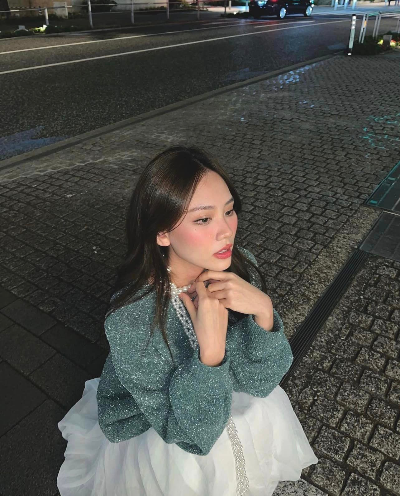 Hoa hậu Mai Phương cùng bạn bè có chuyến du lịch Nhật Bản trong dịp 30/4. Người đẹp diện trang phục như nữ sinh.