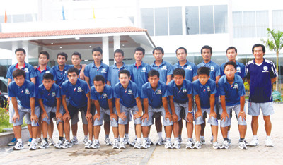 Các cầu thủ Hoàng Anh Apatteu dưới sự dẫn dắt của HLV Huỳnh Văn Ảnh (ngoài cùng bên phải). Ảnh: Tường Vũ