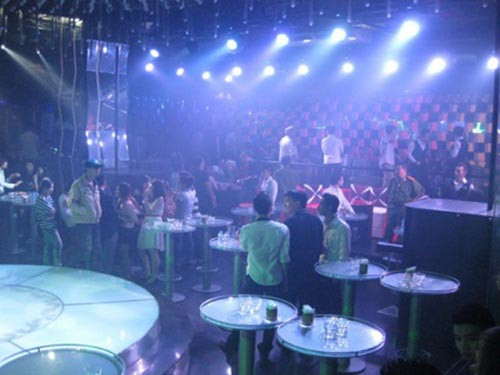 Một số bạn trẻ thường hít khí cười tại các bar, vũ trường. Một số bạn trẻ thường hít khí cười tại các bar, vũ trường