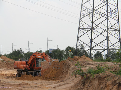 Một chiếc xe xúc gặm sát vào chân một cột điện 500 KV tại thành phố mới Bình Dương. Ảnh: Đại Dương . Một chiếc xe xúc gặm sát vào chân một cột điện 500 KV tại thành phố mới Bình Dương. Ảnh: Đại Dương