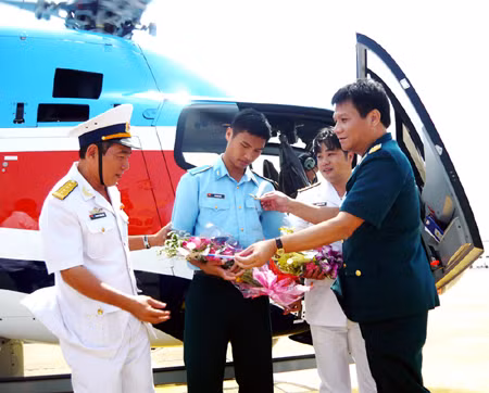 Thiếu tướng Hà Tiến Dũng (thứ nhất, bên phải), TGĐ Tổng công ty Trực thăng Việt Nam chúc mừng các học viên hoàn thành tốt chuyến bay