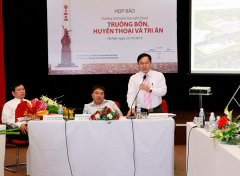 Tổng biên tập báo Tiền Phong Lê Xuân Sơn trao đổi tại buổi họp báo sự kiện Chương trình giao lưu nghệ thuật 