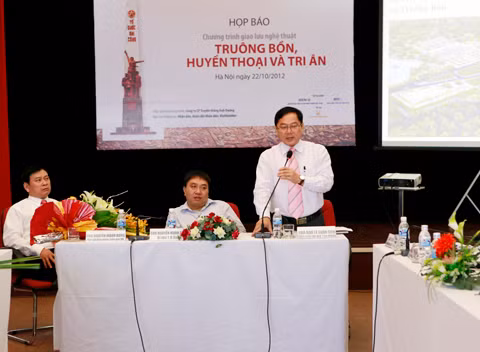 Tổng biên tập báo Tiền Phong Lê Xuân Sơn trao đổi tại buổi họp báo sự kiện Chương trình giao lưu nghệ thuật 
