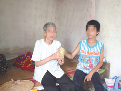 Nguyễn Văn T. chăm sóc bà ngoại