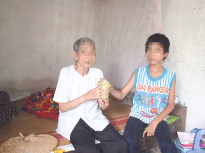 Nguyễn Văn T. chăm sóc bà ngoại