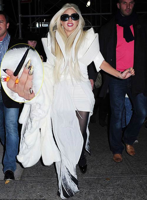 Nữ ca sĩ quái chiêu diện cả cây trắng muốt với móng tay siêu 'khủng'. Nữ ca sĩ quái chiêu diện cả cây trắng muốt với móng tay siêu 'khủng'